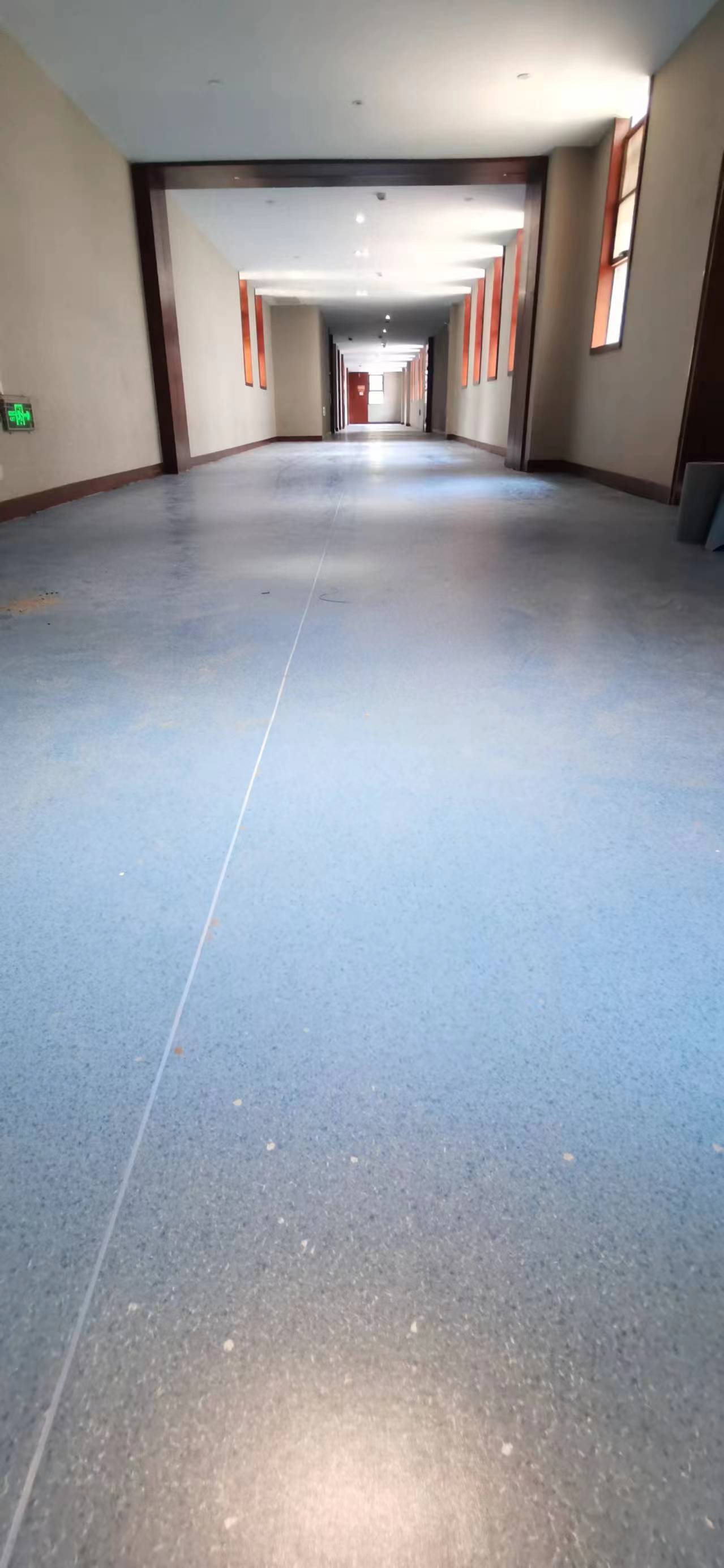 學校走廊PVC地板.jpg